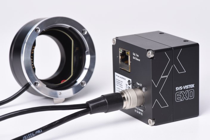 SVS-Vistek Industriekamera der Serie EXO mit EF-Adapter und Kabel