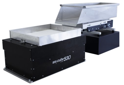 Asycube feeder: two black boxes with solid vibration platform and pouring platform on top.