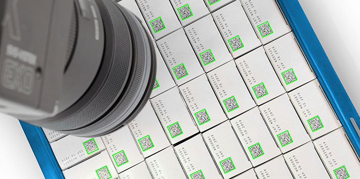 SVS-Vistek Kamera erfasst QR-Codes von Schachteln in einer Box